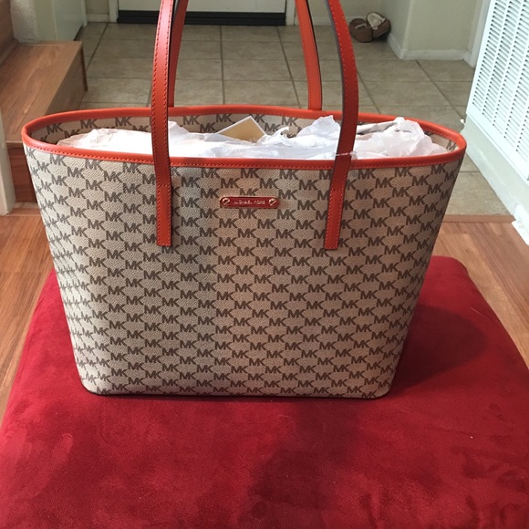 Michael Kors Emery Large Tote - Picture 4 of 8